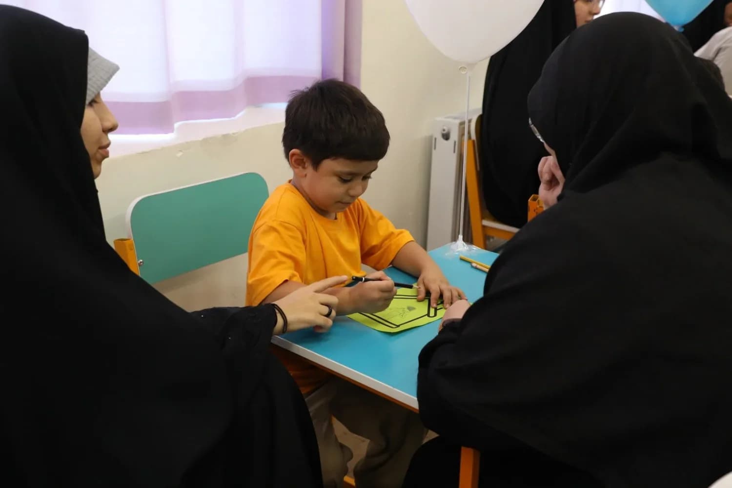 کودک و مادرش در حال رنگ‌آمیزی