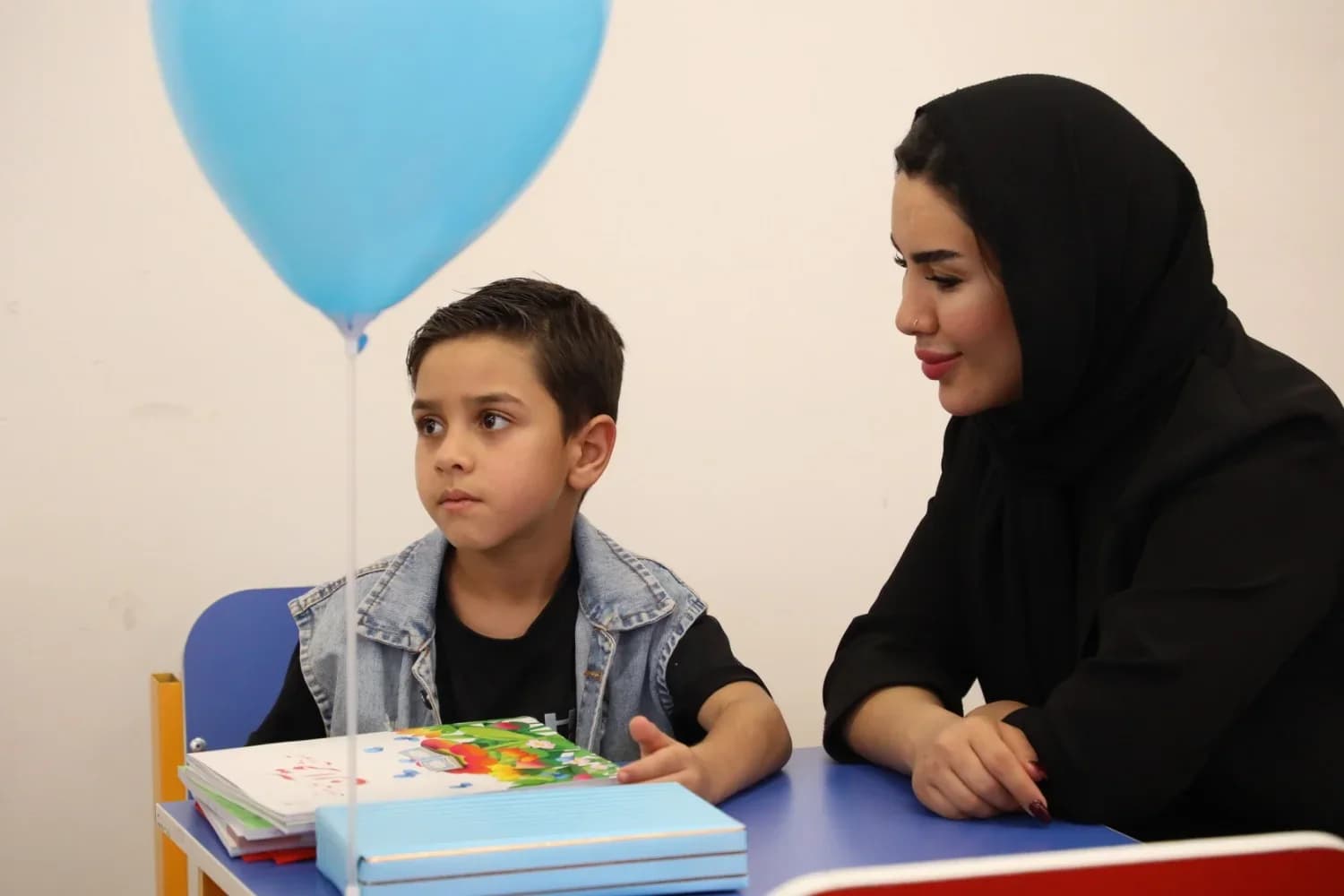 دانش‌آموز و مادرش پشت میز کلاس