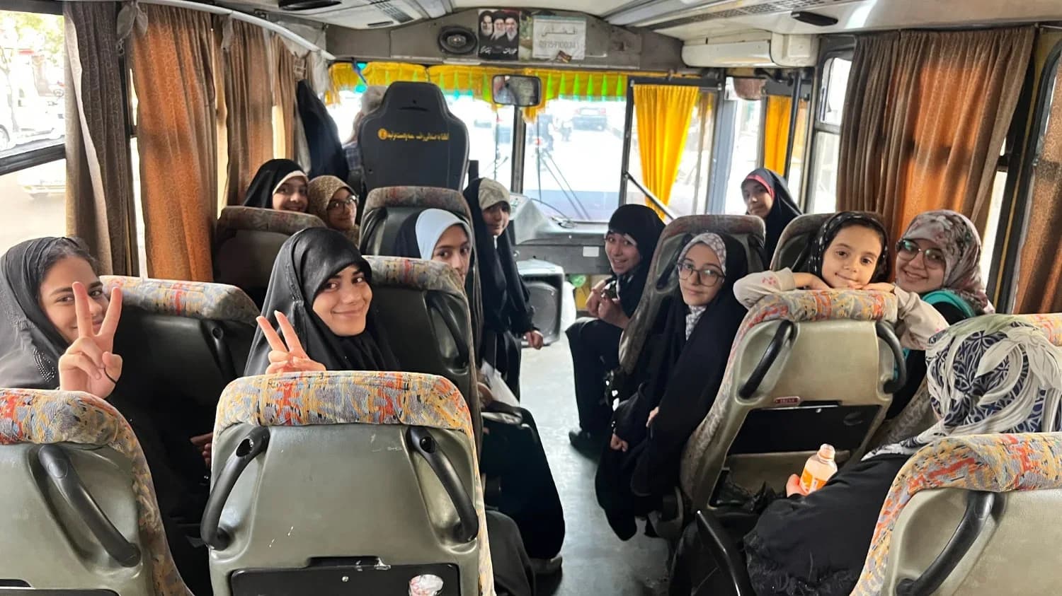 دختران کانون در اتوبوس، در راه بازگشت