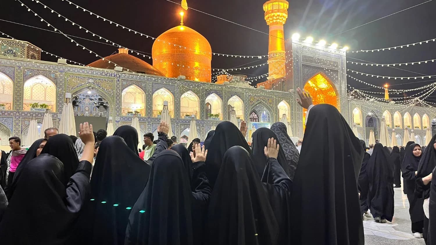 صحن حرم امام رضا و گنبد طلایی