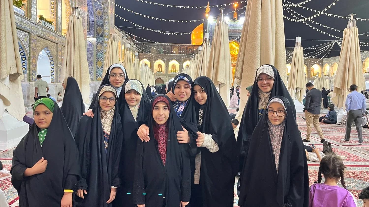 عکس گروهی دختران کانون در حرم