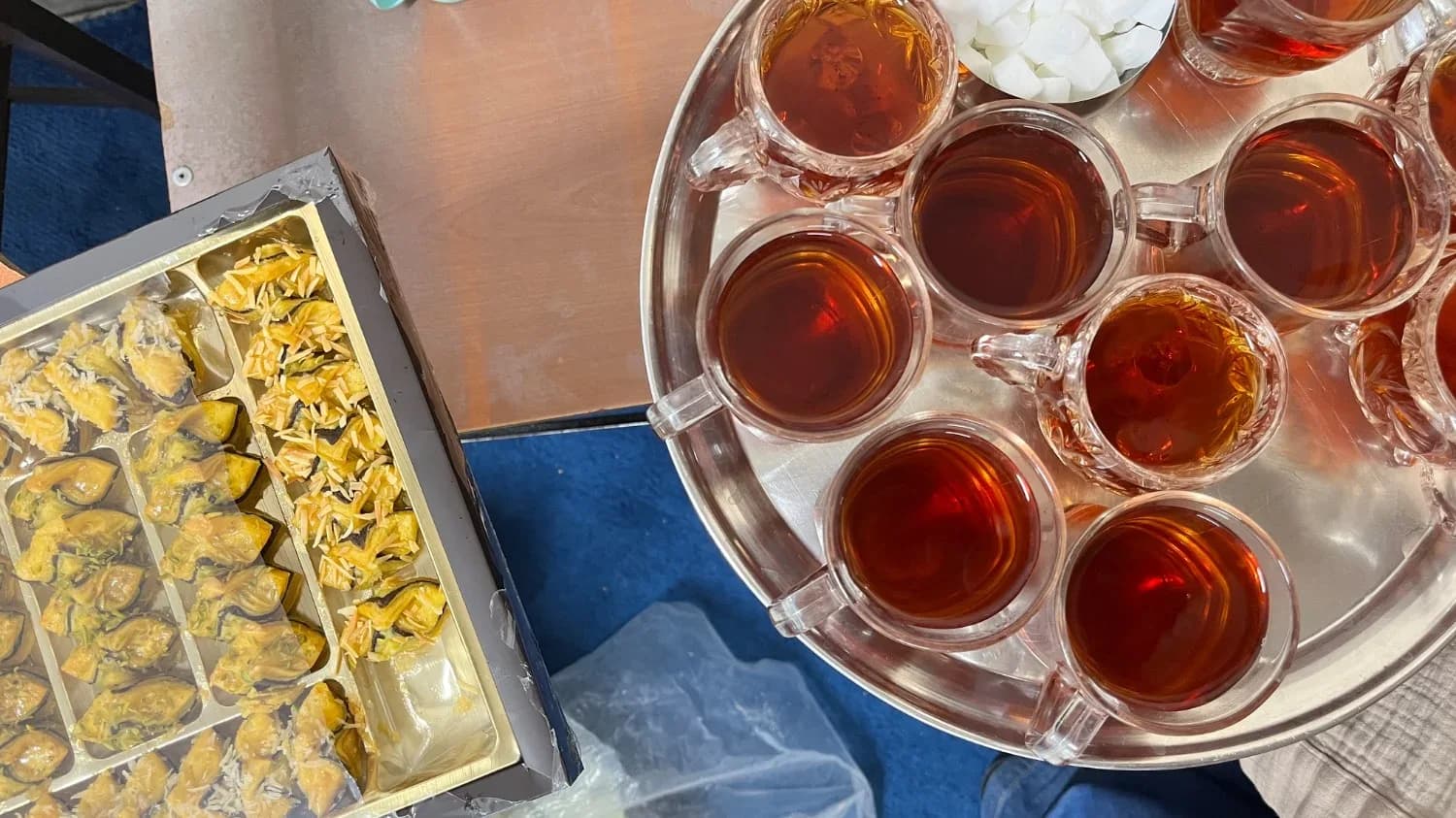 سینی چای و شیرینی در جشن پایان پایگاه