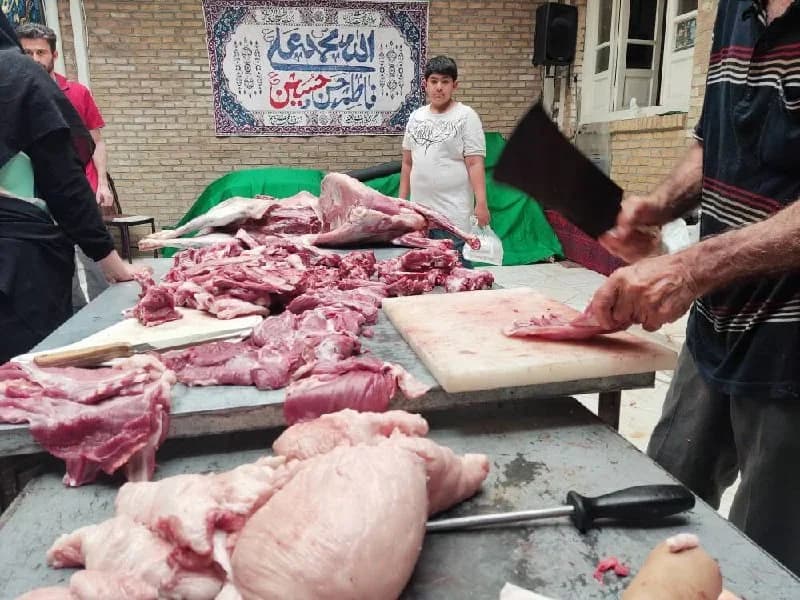 آماده‌سازی گوشت قربانی در حسینیه