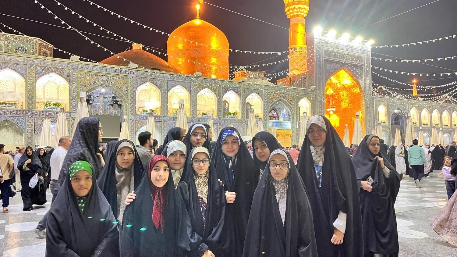 دختران کانون در صحن حرم امام رضا در شب