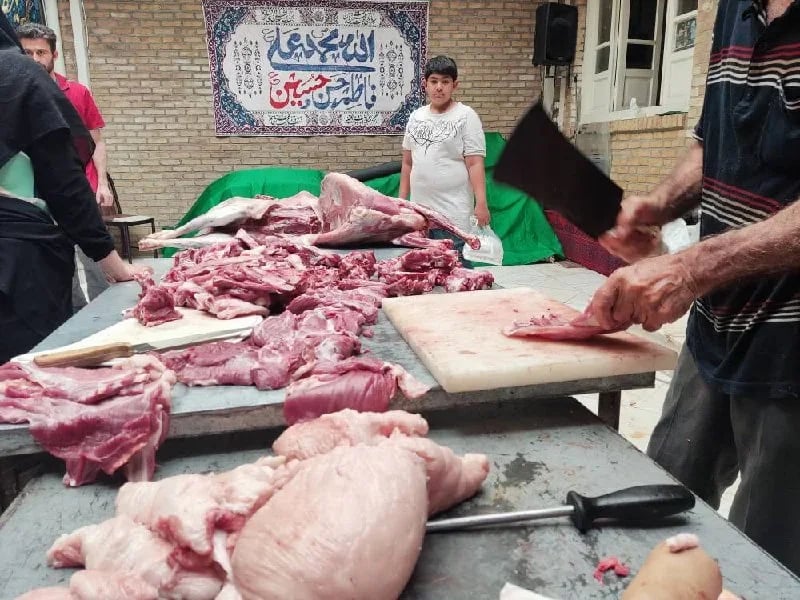 آماده‌سازی گوشت قربانی در حسینیه